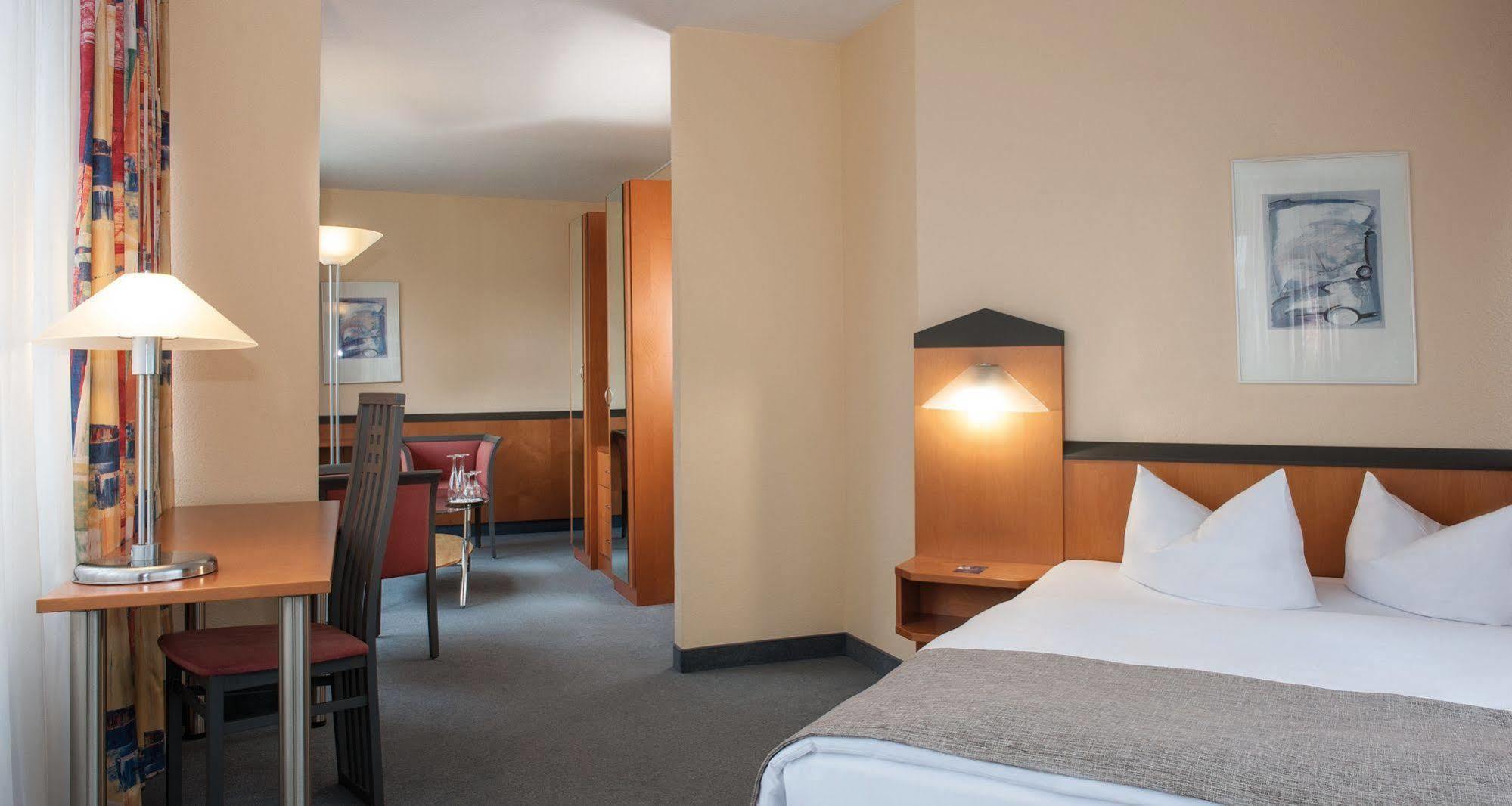 Victor's Residenz-Hotel Berlin Tegel Buitenkant foto