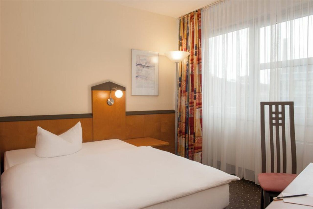 Victor's Residenz-Hotel Berlin Tegel Buitenkant foto